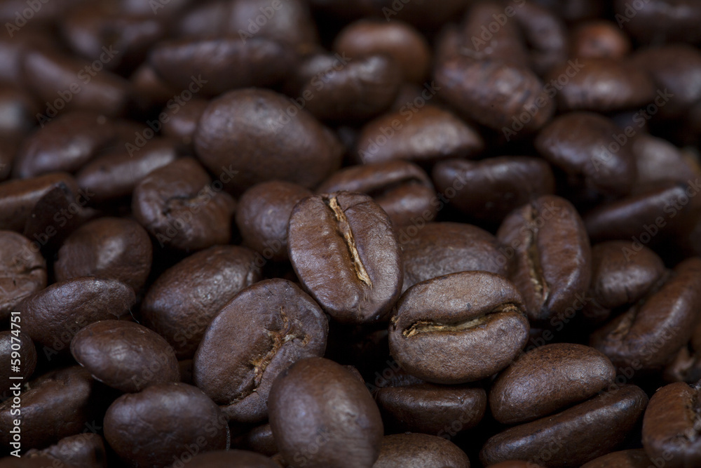 Naklejka premium Tło ciemnych pełnych palonych ziaren kawy