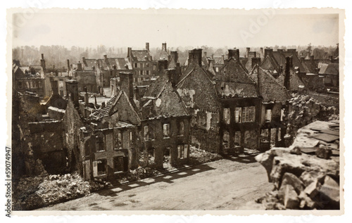 photo ancienne, ville bombardée, guerre mondiale photo