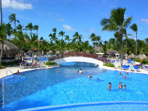 Swimmingpool in einer riesigen Hotelanlage in der Karibik
