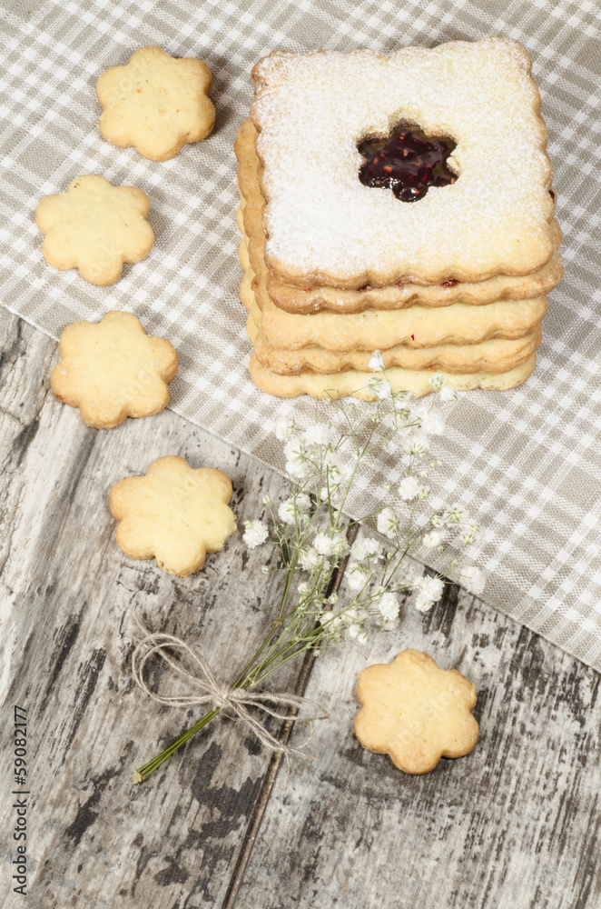 Fototapeta premium Homemade sugar cookies with jam decorated with flowers.