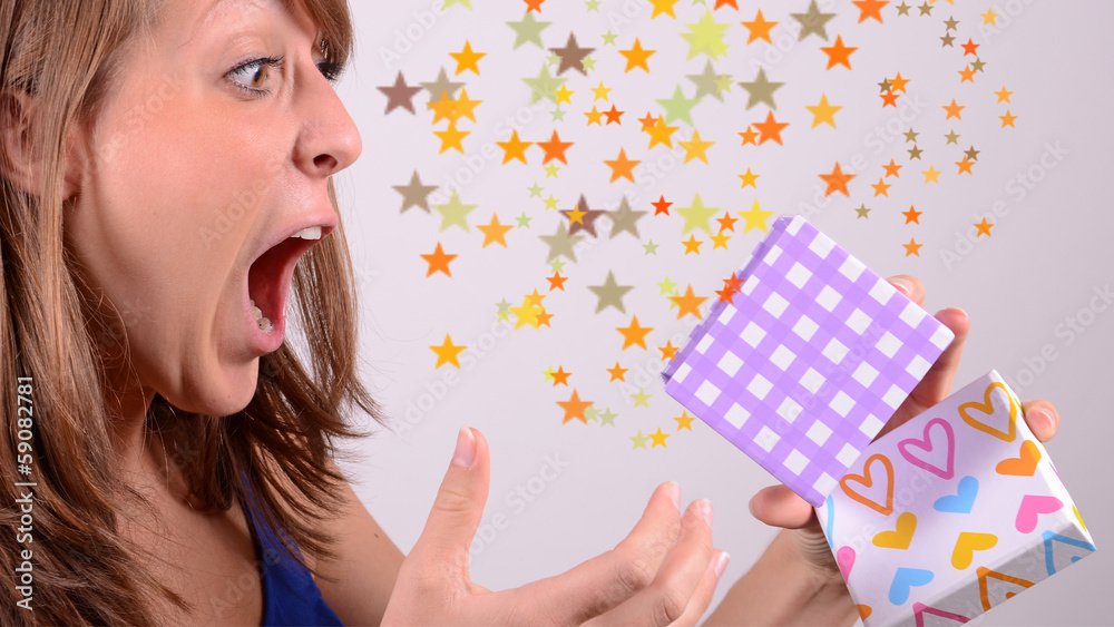 junge frau beim öffnen von geschenk junge frau beim öffnen von geschenk