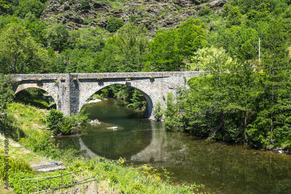 Fototapeta premium Cevennes: old bridge