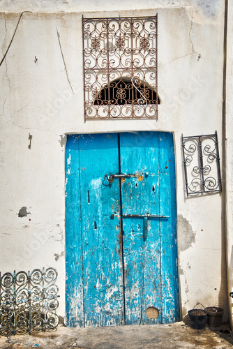 Porte bleue dans la médina de Houmt Souk, Djerba - Tunisie © Delphotostock