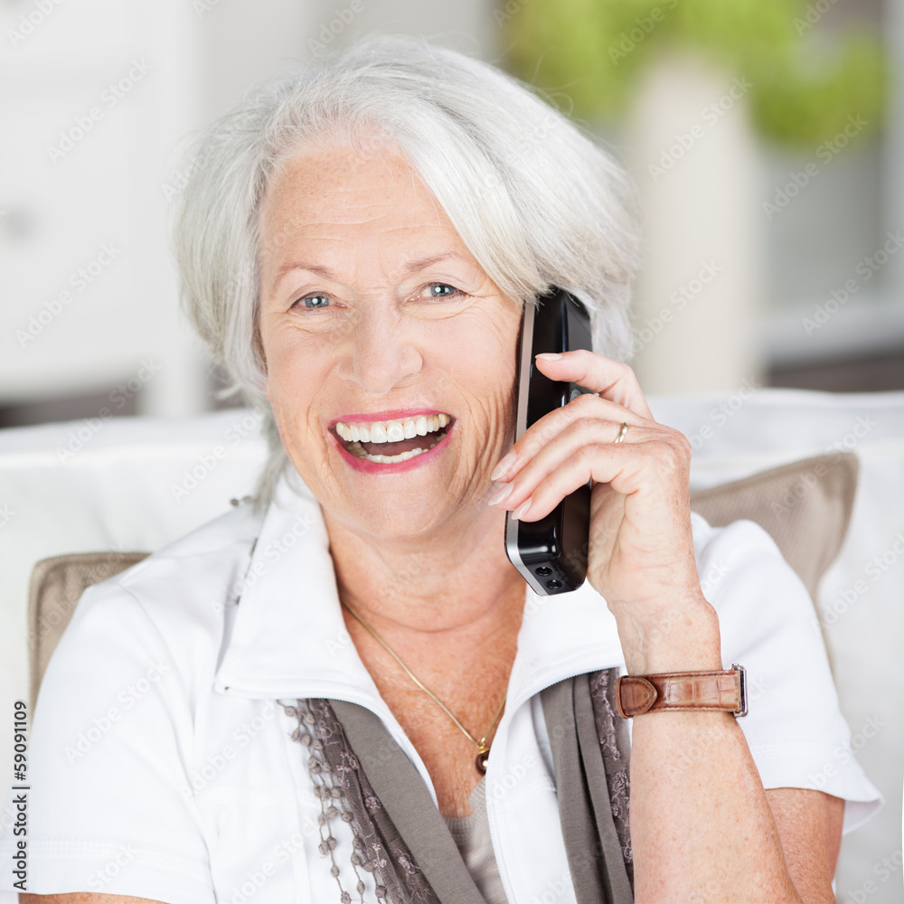 lachende seniorin am telefon lachende seniorin am telefon