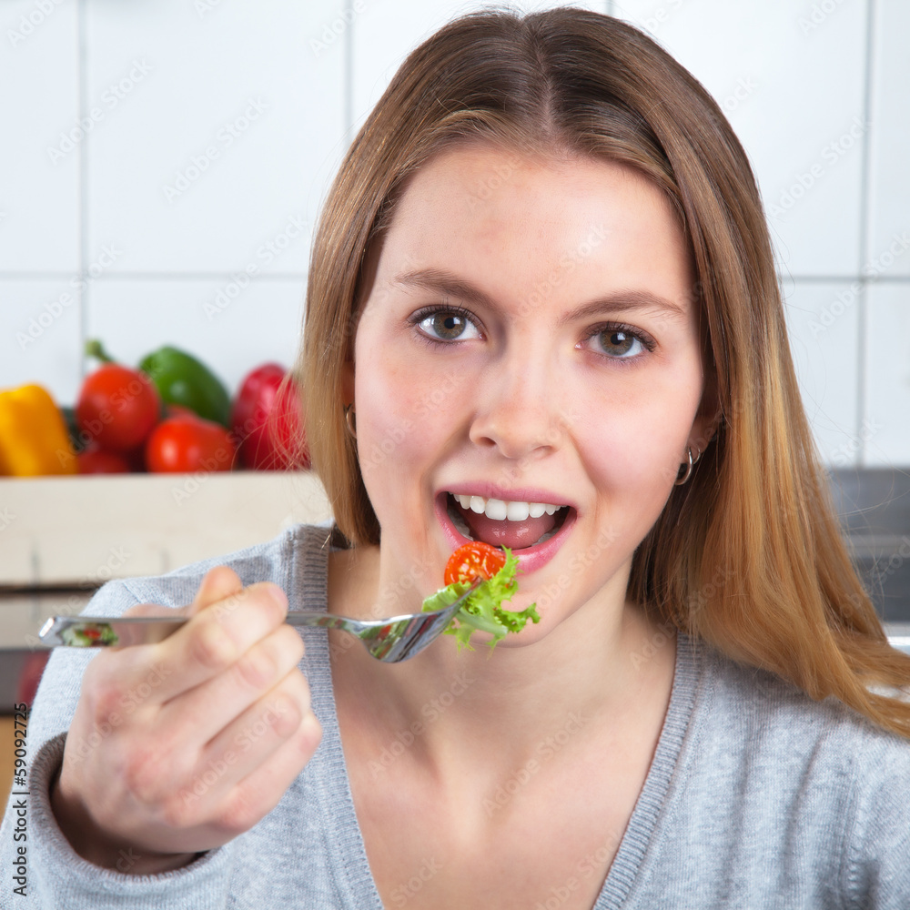 Junge Frau geniesst ihren Salat Junge Frau geniesst ihren Salat
