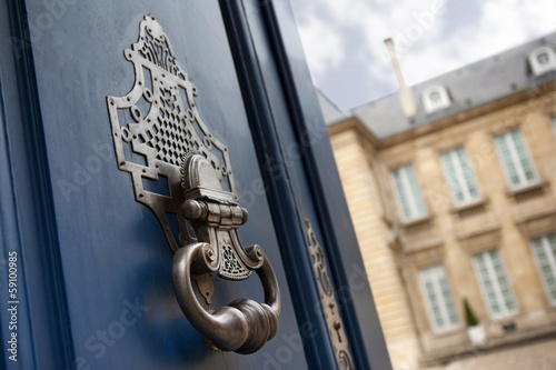 Heurtoir sur la porte d'un hôtel particulier bordelais photo