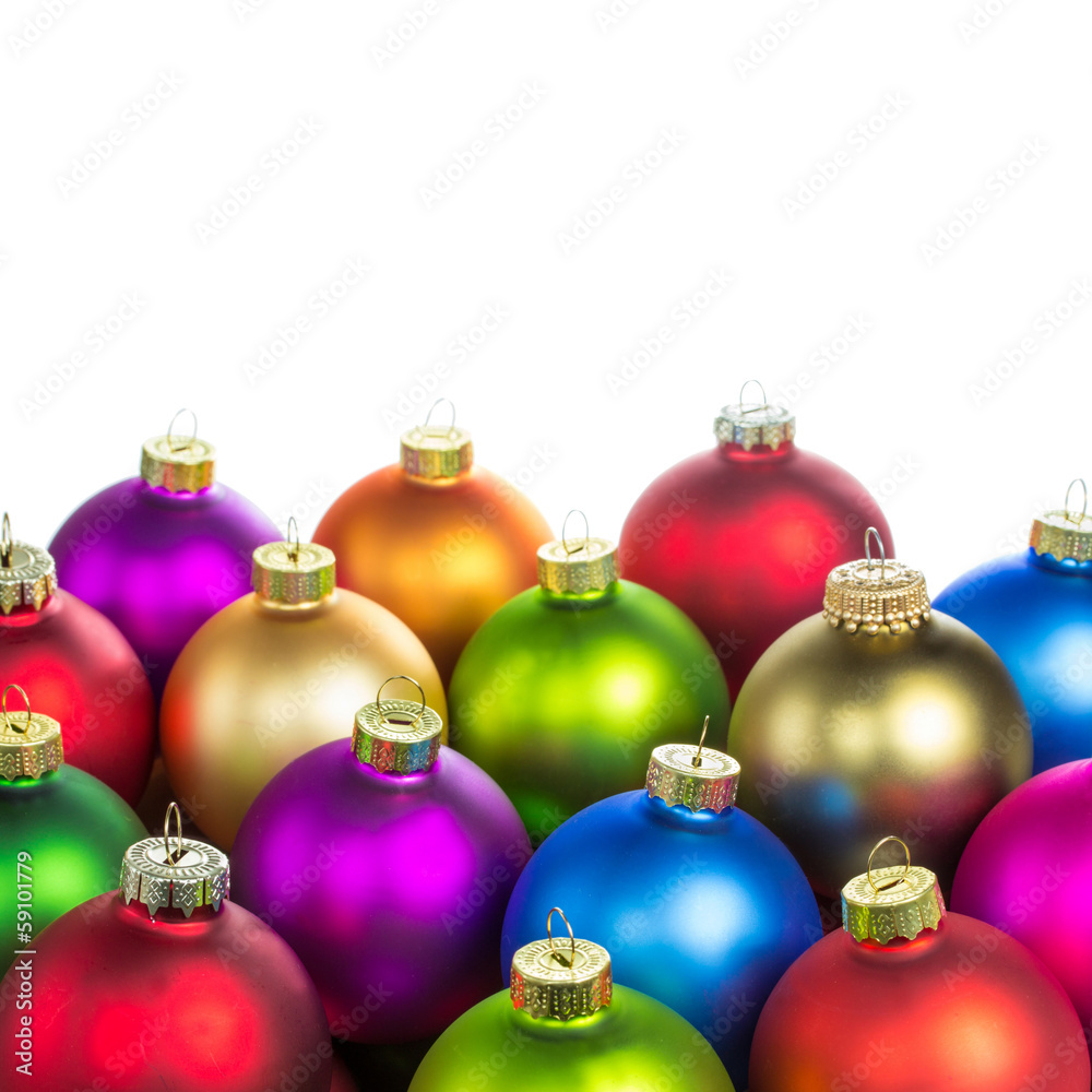 bunte Christbaumkugeln vor weißem Hintergrund bunte Christbaumkugeln vor weißem Hintergrund