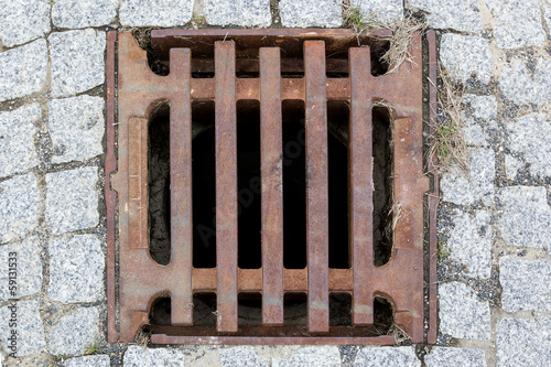 Gullideckel - Abgesenkt im Gehweg