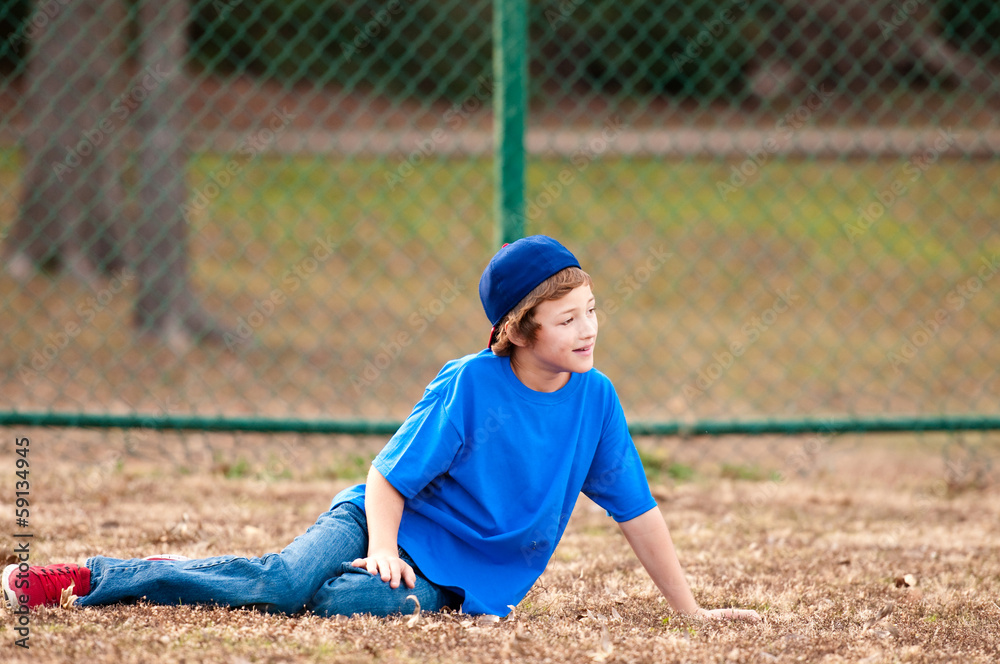 Obraz premium Cute boy sitting on grass