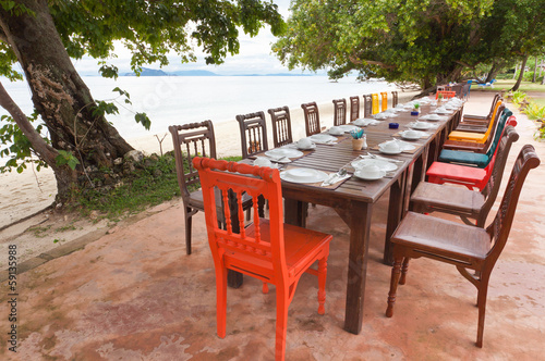 table préparée en bordure de plage