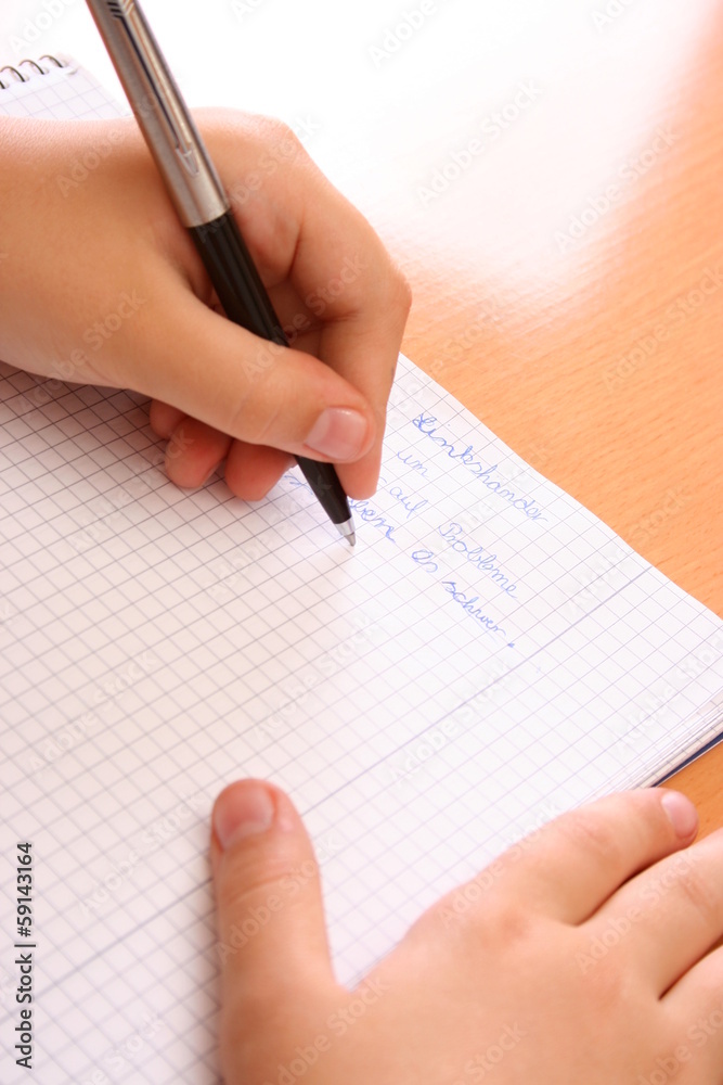 Linkshänder beim Schreiben Stock-Foto | Adobe Stock