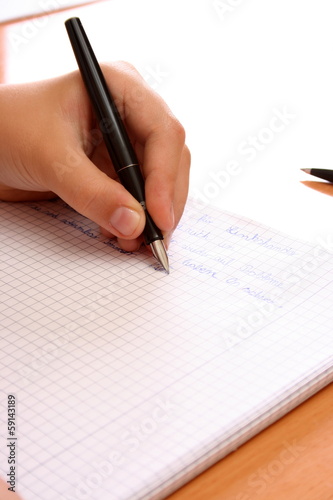 Linke Hand beim Schreiben