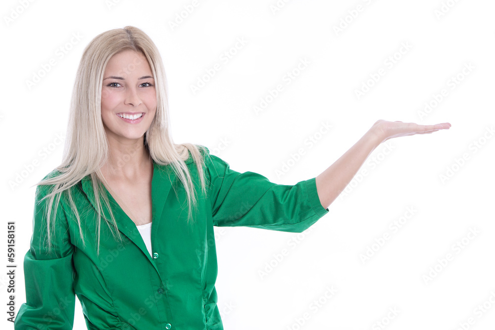 Blondes Mädchen isoliert in grün präsentiert ein Produkt Blondes Mädchen isoliert in grün präsentiert ein Produkt