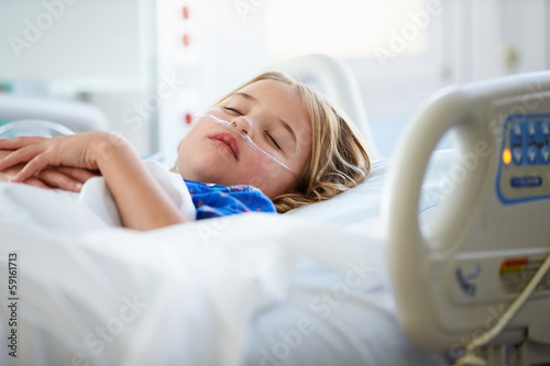 Tableau sur toile Young Girl Sleeping In Intensive Care Unit
