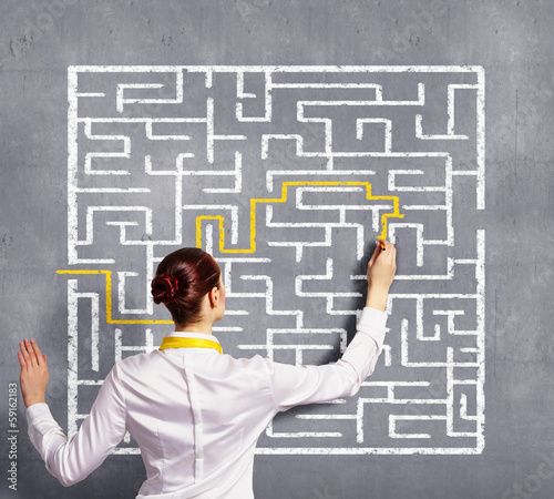 Cuadro en lienzo Businesswoman solving maze problem