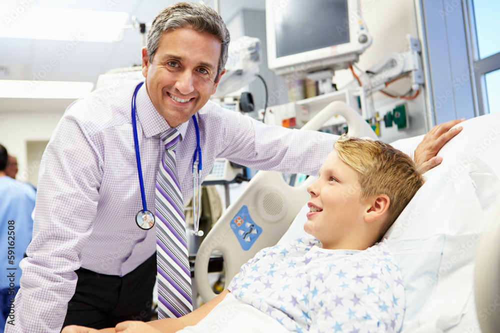 Obraz premium Boy Talking To Male Consultant In Emergency Room