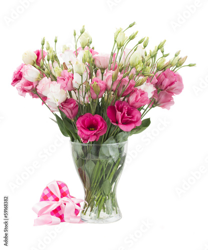 Fototapeta Naklejka Na Ścianę i Meble -  Pink eustoma flowers with  present  box