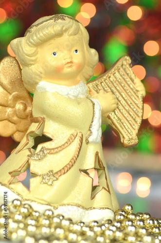 dekoracja bożonarodzeniowa, figurka aniołka na tle bokeh