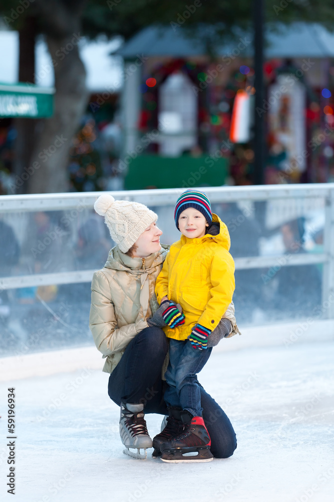 Fototapeta premium family ice skating