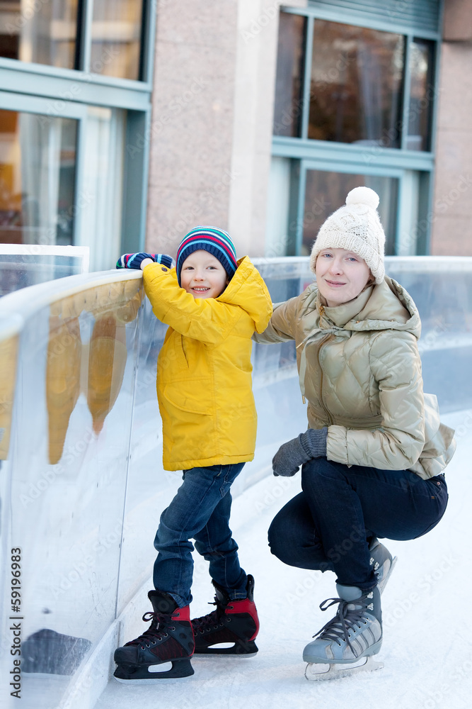 Fototapeta premium family ice skating