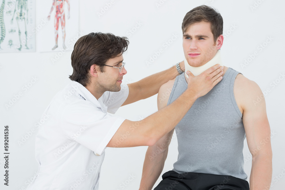Obraz premium Male doctor examining a patients neck