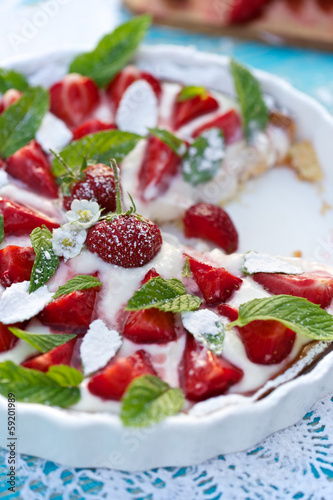 Strawberry tart with mascarpone cheese and mint