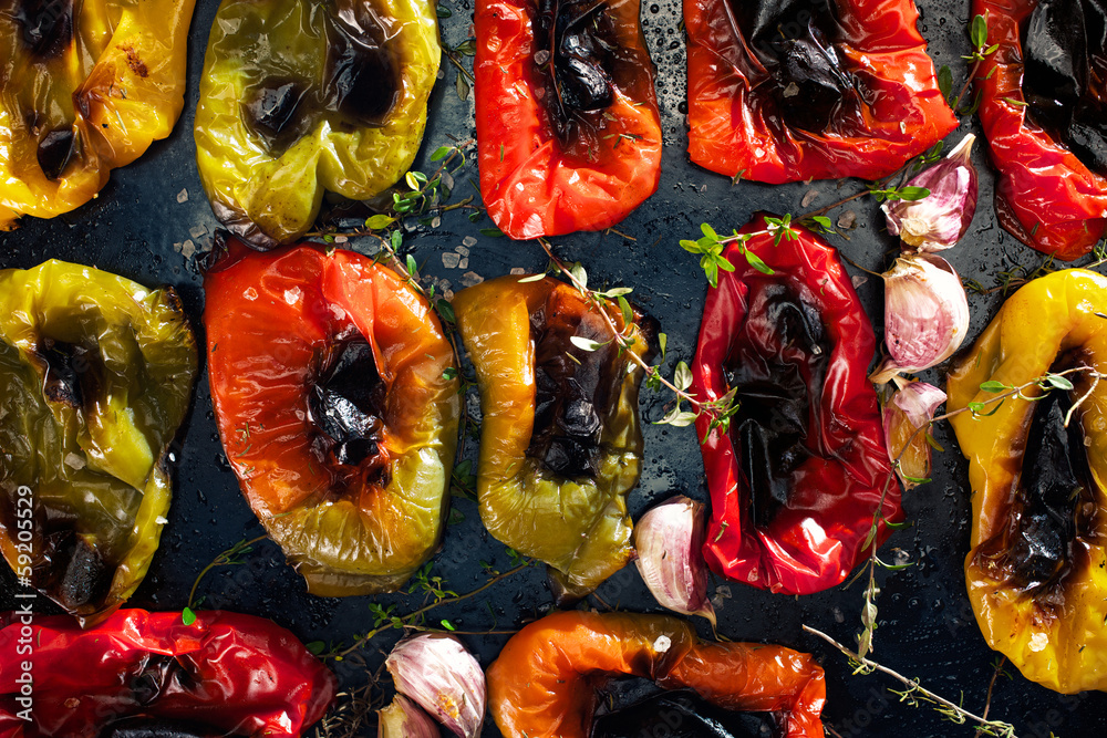 Naklejka premium Grilled bell pepper with garlic and herbs