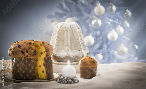 Panettone e pandoro con decorazioni natalizie