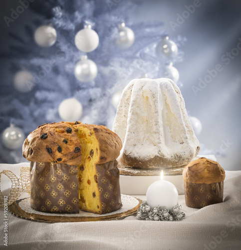 Panettone e pandoro con decorazioni natalizie photo