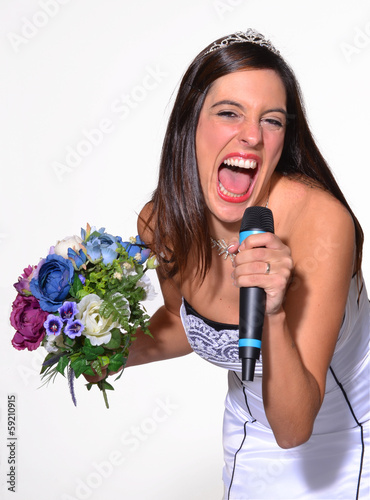 Novia celebrando y cantando en fiesta de boda,matrimonio. photo