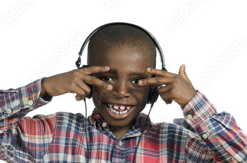 Afrikanischer Junge mit Kopfhoerer hoert Musik photo