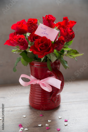 Krug mit roten Rosen