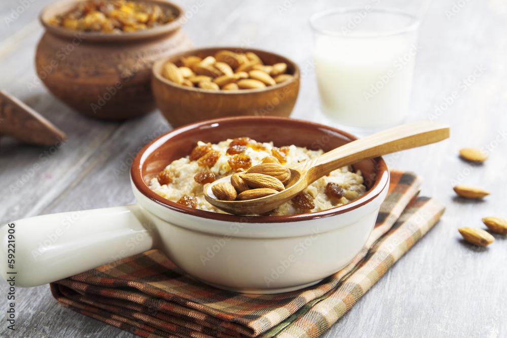 Oatmeal with almonds and raisins Oatmeal with almonds and raisins