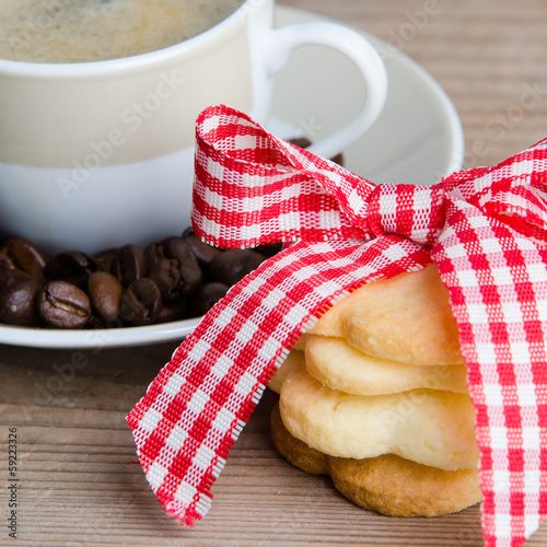 nahaufnahme von keksen und kaffee photo