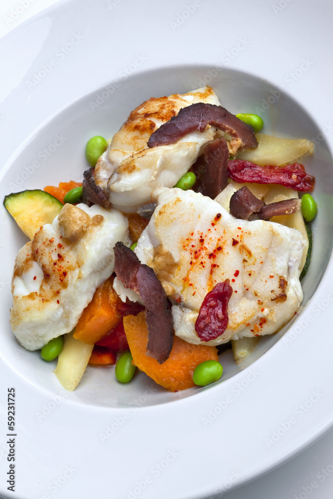 Plat de lotte avec légumes et magret de canard Plat de lotte avec légumes et magret de canard