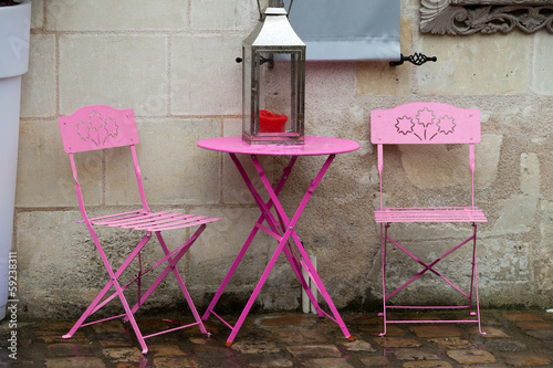 Canvas Print Empty pink table in the cafe during the rain