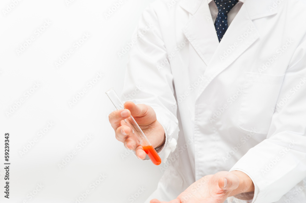 薬品が入った試験管を持つ研究者 薬品が入った試験管を持つ研究者