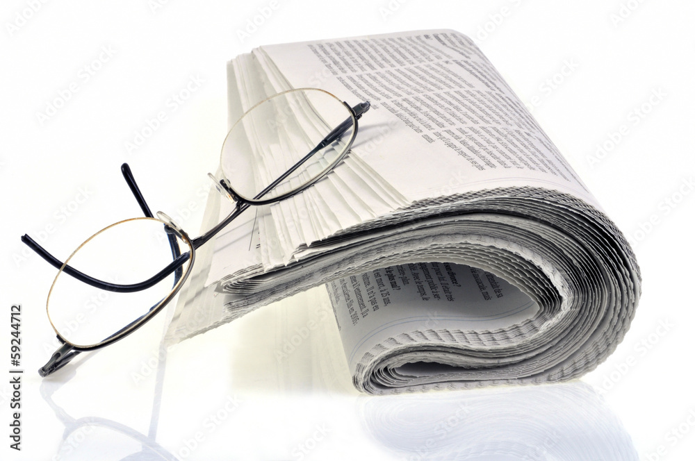 Journal et paire de lunettes Journal et paire de lunettes