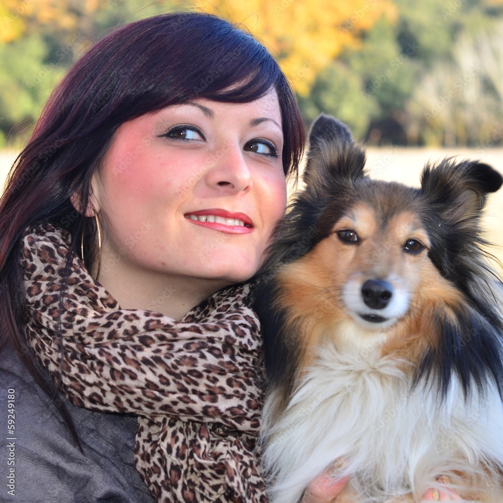 JEUNE FEMME BRUNE ET SON CHIEN SHETLAND JEUNE FEMME BRUNE ET SON CHIEN SHETLAND