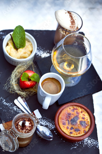 Obraz na plátně Café gourmand avec desserts et verre d'Armagnac