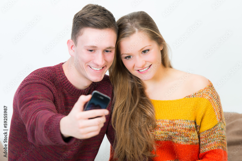 pärchen macht selbstportrait mit dem handy pärchen macht selbstportrait mit dem handy