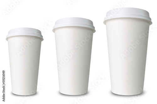 drei verschieden große Pappbecher vor weißem Hintergrund