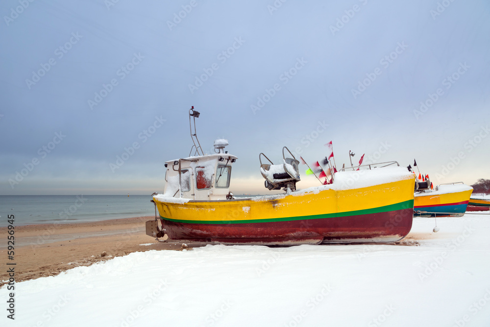 Obraz premium Winter scenery of fishing boats at Baltic Sea in Poland