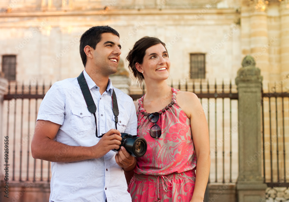 Naklejka premium Attractive couple of tourists visiting the city