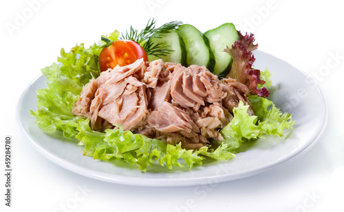 Foto Canned tuna with vegetable salad isolated