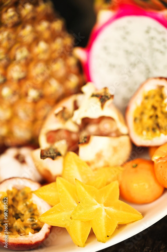 Obraz na płótnie Exotic fruits on a white background. w salonie