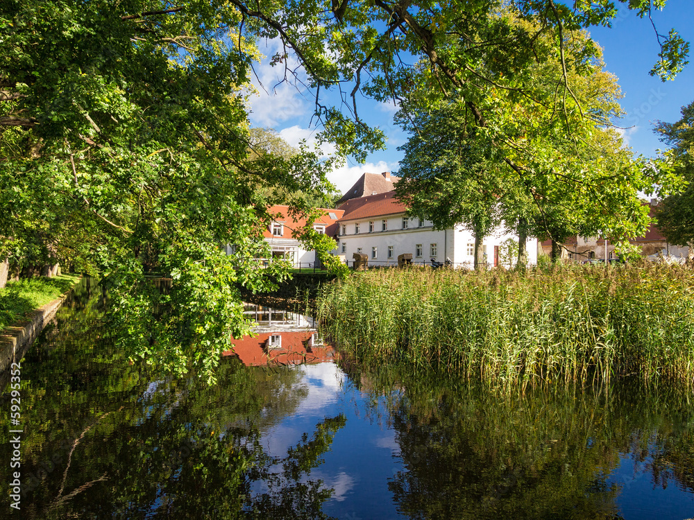 Das Wasserschloß in Mellenthin auf der Insel Usdeom.