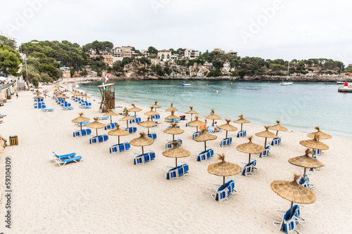 Einsamer Strand mit Sonnenschirmen © photalo