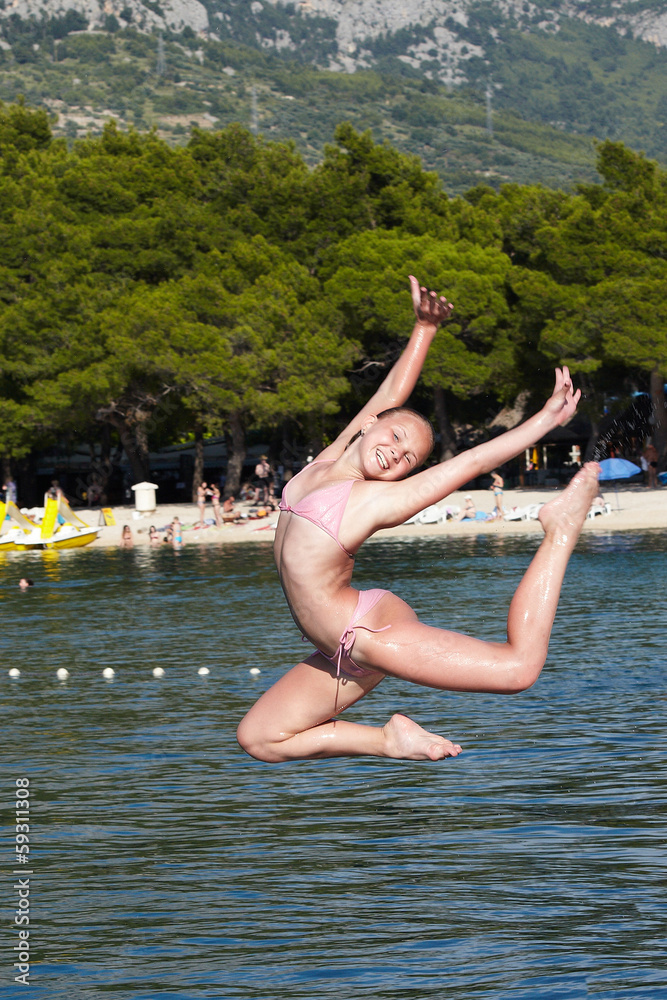 Fototapeta premium Girl jumping in the sea