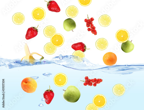 Fototapeta Naklejka Na Ścianę i Meble -  Fresh fruits dropped into water